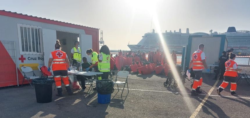 El personal de Cruz Roja este domingo atendiendo a los inmigrantes