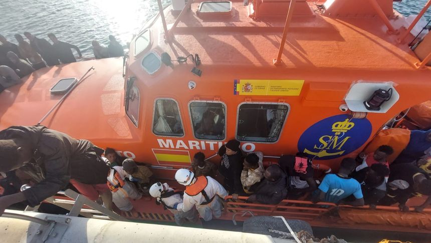 Los inmgirantes llenando la embarcación de Salvamento