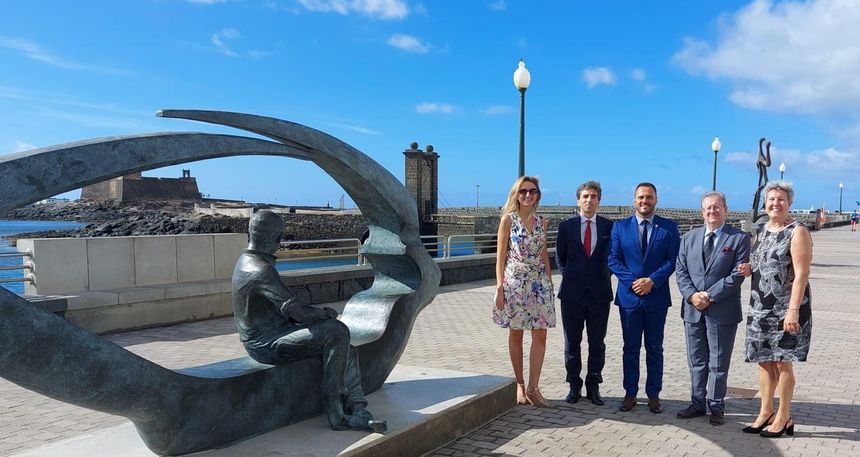 El alcalde de Arrecife ofrece una recepción a representantes diplomáticos y comparte la aportación de César Manrique a Lanzarote como isla turística