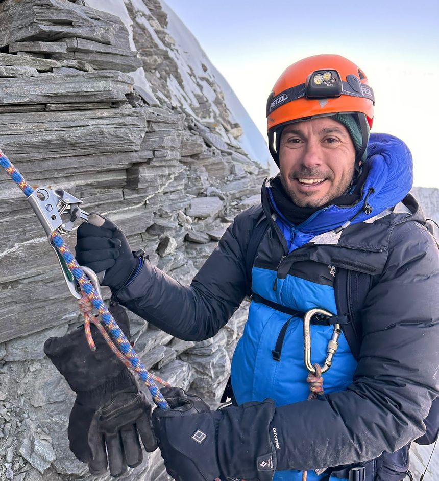 En plena escalada.