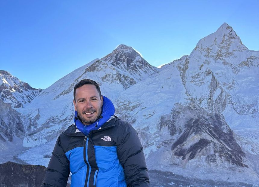 El Everest, el pico más alto del mundo al fondo de la imagen.