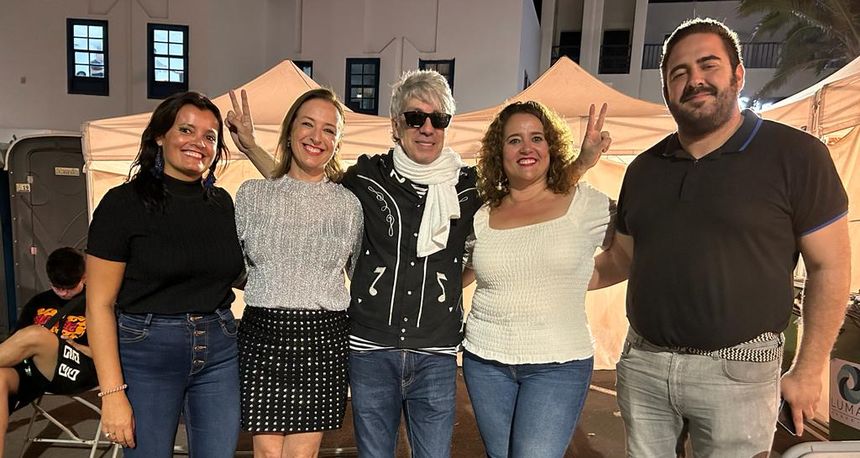 La alcaldesa de Teguise con dos de sus concejales, el cantante de La Guardia y nuestra compañera Laura San José