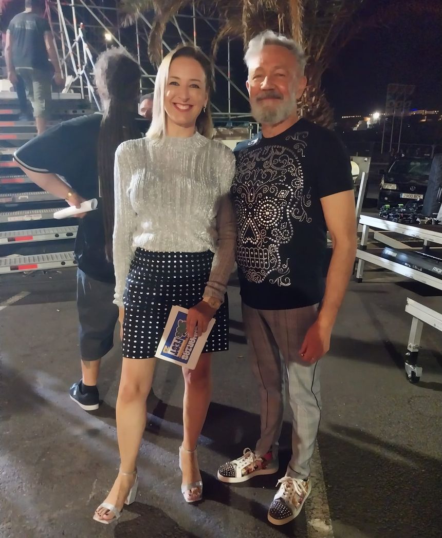 La presentadora del evento junto a Rafa Sánchez, el cantante de La Unión