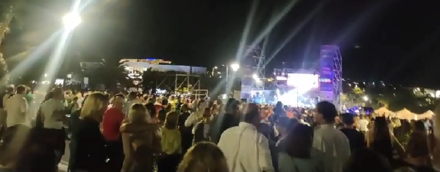 La gente fue llenando poco a poco el recinto.