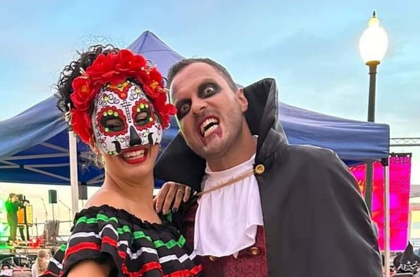 El alcalde decidió disfrazarse de Drácula.