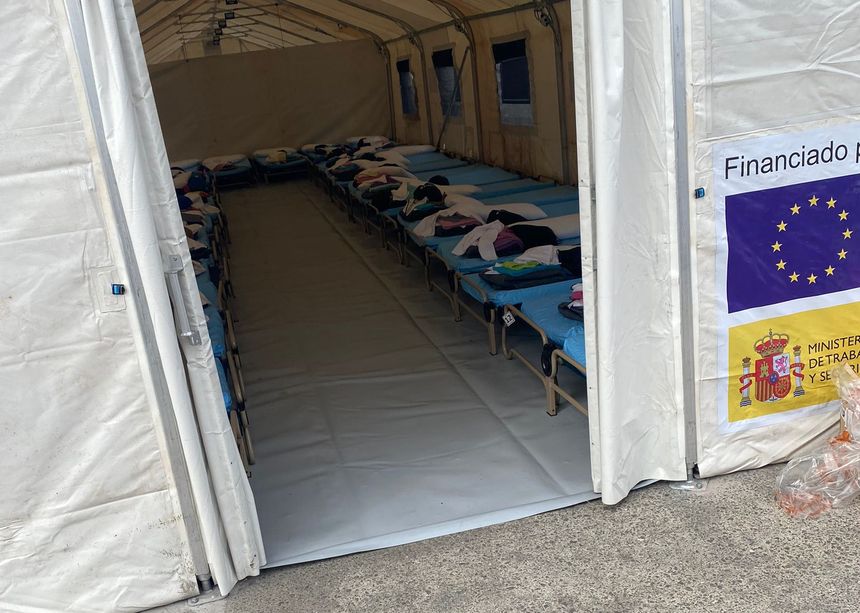 Interior de una de las carpas en las que se atiende a los inmigrantes en las primeras horas tras su llegada.