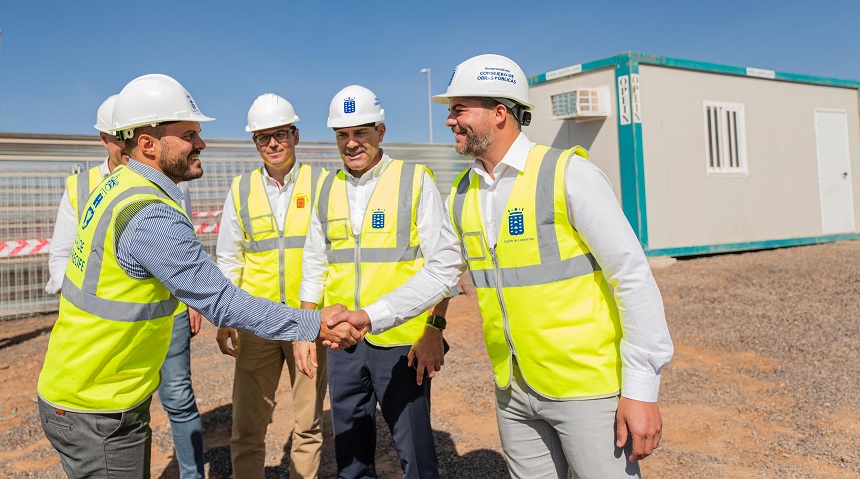 Momento de la visita a las obras de las viviendas sociales en Maneje. El alcalde de Arrecife saluda a las autoridades asistentes