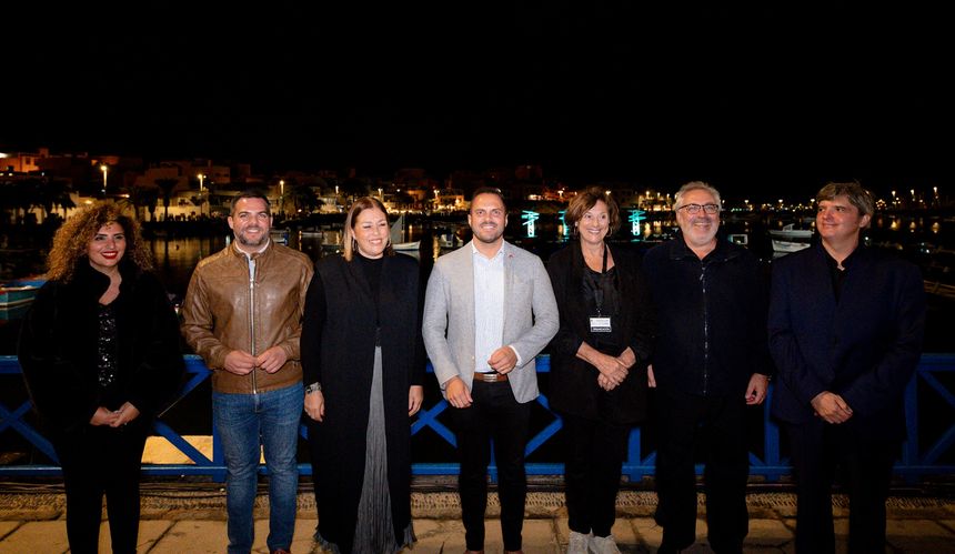 Concierto en Vela. Autoridades junto a los directores del Coro y la Orquesta, y la representante de la OCL. La presidenta del Parlamento de Canarias estuvo presente