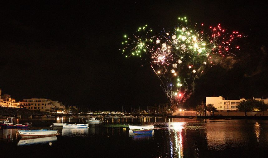 Concierto en Vela. El Ayuntamiento puso como cierre un gran castillo de fuegos artificiales lanzados desde La Puntilla, donde surgó el nacimiento del Puerto del Arrecife