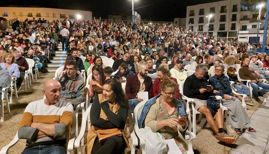 Concierto en Vela. El público pudo seguir el concierto desde sillas y asientos en gradas
