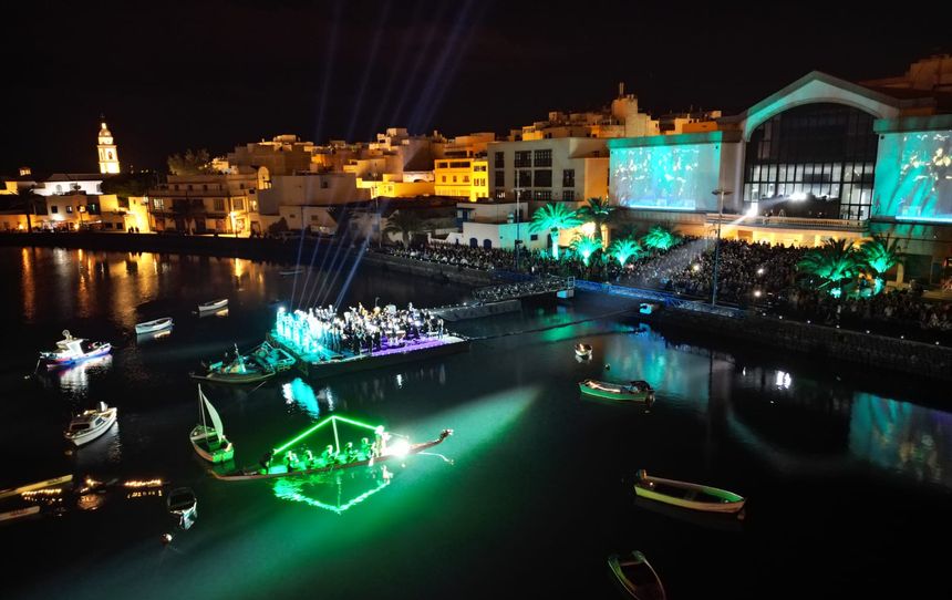 Concierto en Vela. La escenografía contó con la llegada de una gran falúa de época donde se recreó a Mozart, escoltada por piraguas iluminadas