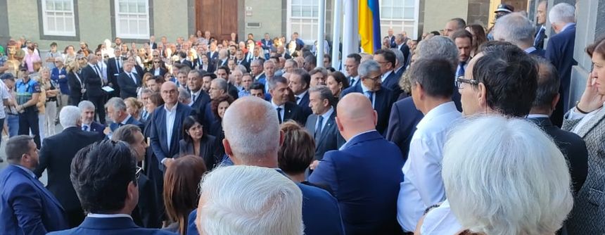 Numerosas autoridades, entre ellas ex presidentes como Saavedra del Gobierno canario, entre el público