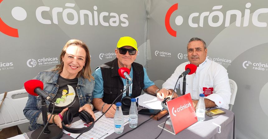 Nuestros compañeros de Crónicas Radio con el coorganizador del evento, Ángel Vázquez