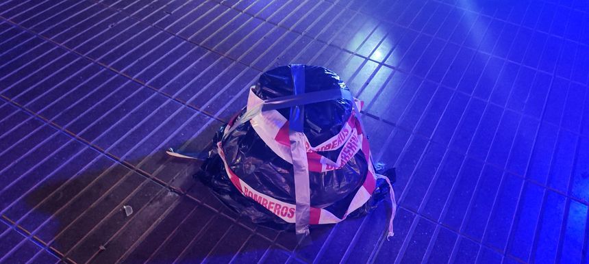 Estado en el que quedó la farola después del precinto que pusieron los bomberos