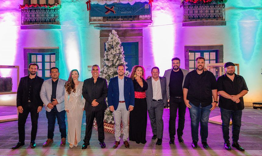 Navidad Arrecife 2023. El alcalde junto al grupo Soul Sinfónico, frente a la iluminada Casa de la Cultura