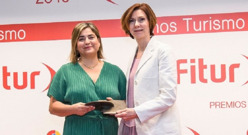 María Méndez, a la izquierda, recibiendo un premio en su labor al frente de Promotour.