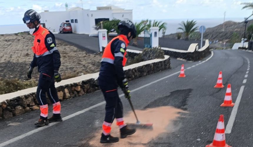 Los bomberos acondicionando la calzada