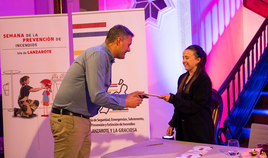 Francisco Javier Aparicio con la autora del libro.