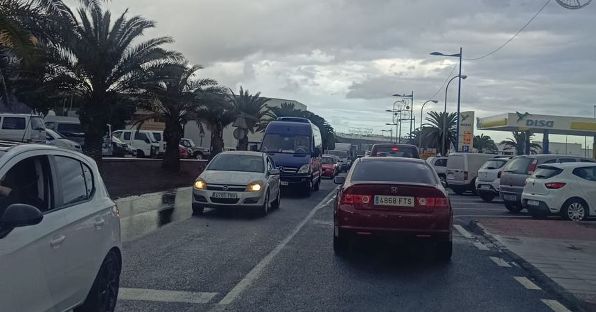Imagen de uno de los atascos a la salida de Arrecife