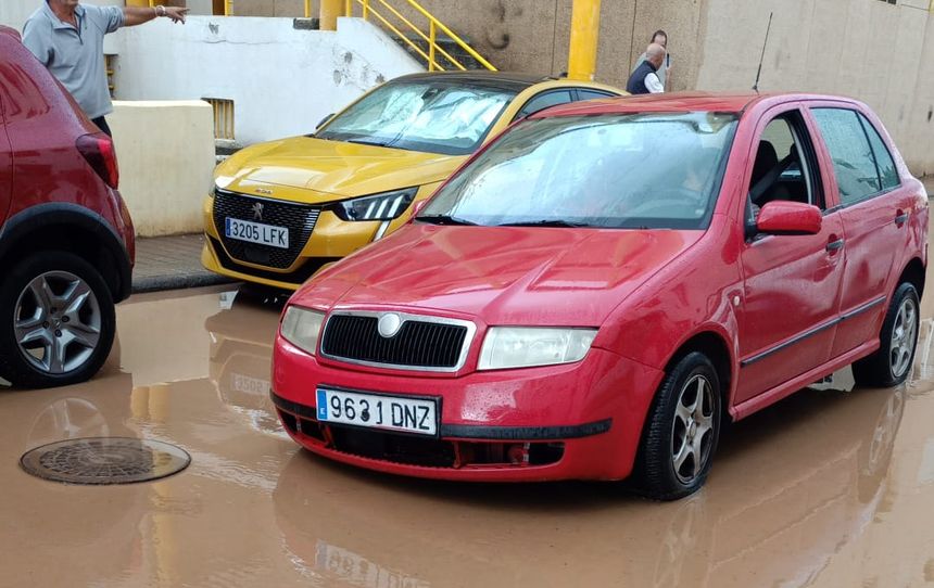 Un coche tuvo la mala suerte de que quedó atrapado en el agujero de una arqueta que saltó por los aires