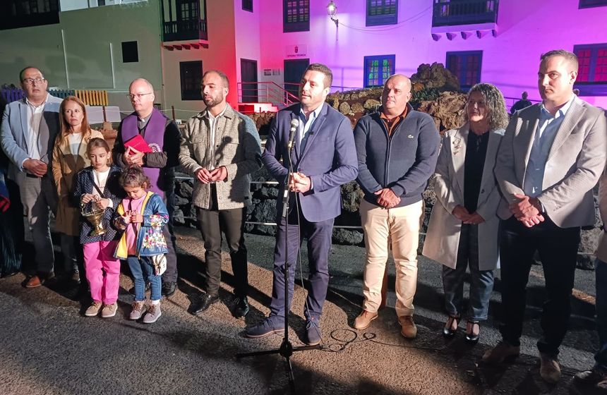 El alcalde inauguró el belén de Yaiza