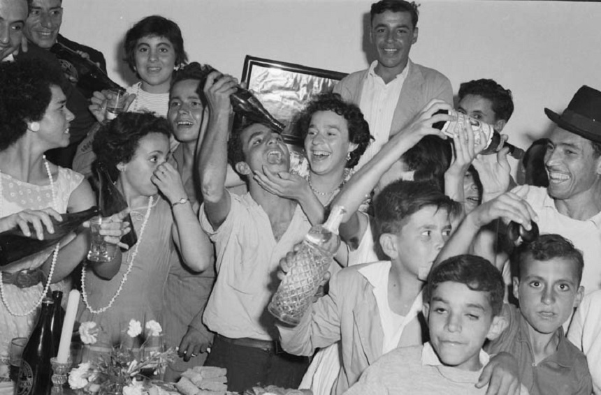 Invitados a una boda festejando. Javier Reyes Acuña