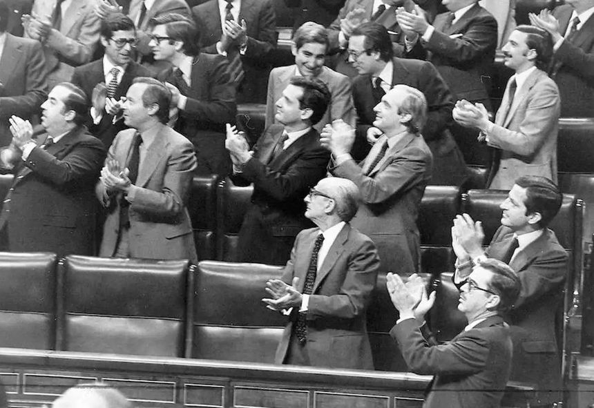 Imagen histórica del día en el que se aprobó la Constitución del 78