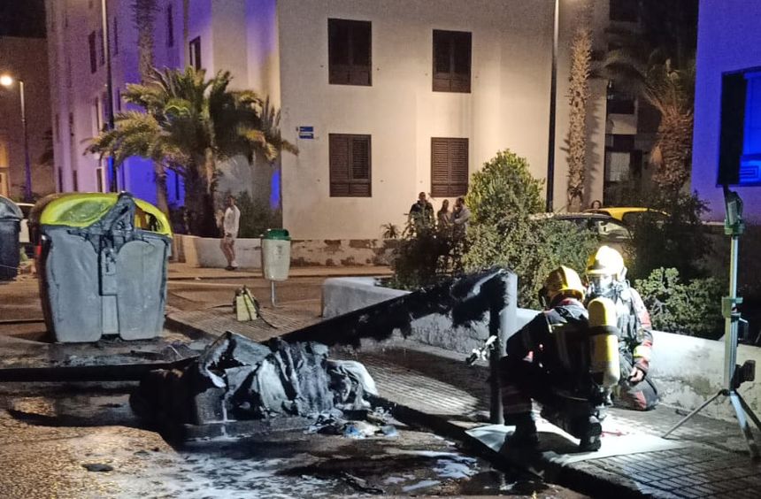 Los bomberos desconectando la farola