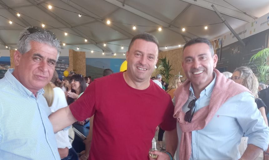 Óscar Noda y Oswaldo Betancort disfrutando juntos del reciente Saborea celebrado en Teguise a pesar de las notables discrepancias que mantienen en público sobre política