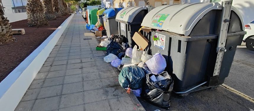 Es frecuente que gente incívica deje la basura fuera de los contenedores aunque no estén llenos.