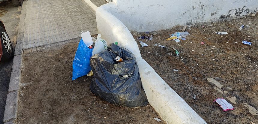 Algunos son capaces de dejar bolsas de basura por cualquier parte.