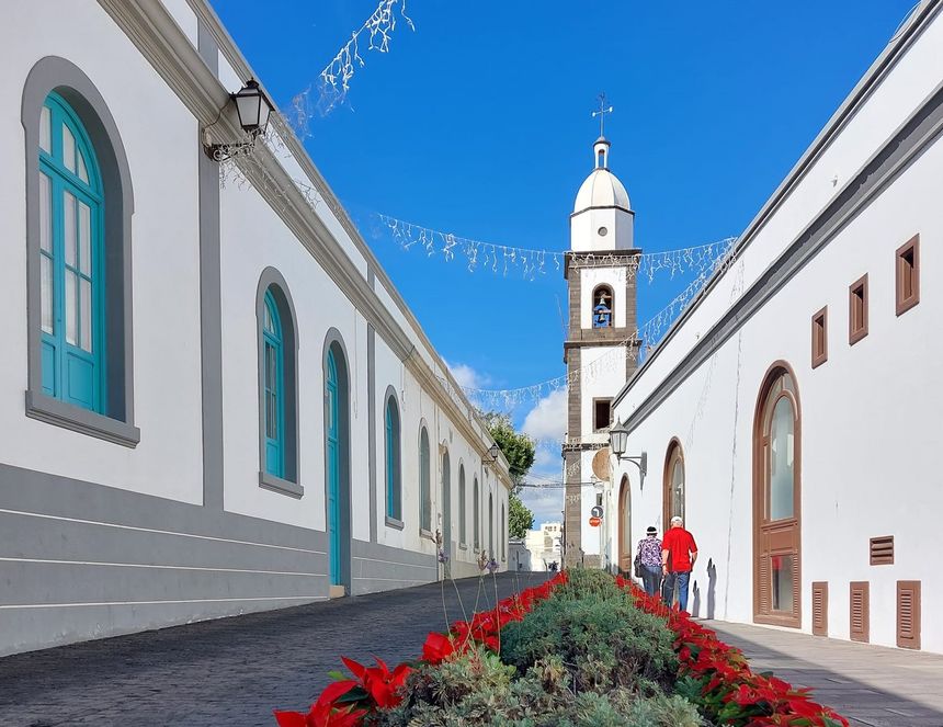 El entorno de la iglesia patronal de Arrecife luce en sus zonas verdes flores de Pascua