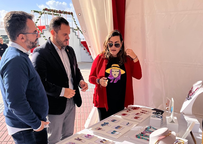 Mercado Artesanal de Navidad de Arrecife. El alcalde y el teniente de alcalde hoy en la inauguración, junto a una artesana