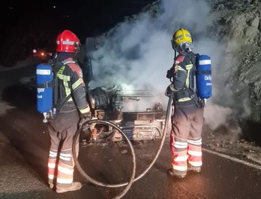 Bomberos del Parque Sur extinguiendo el incendio del coche accidentado.