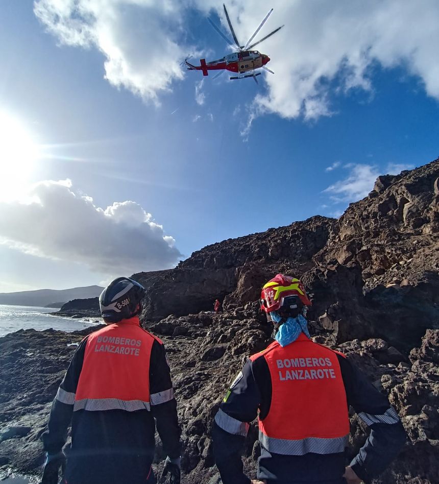 Momento en el que los bomberos colaboraron para trasladar el cadáver del accidentado en el helicóptero