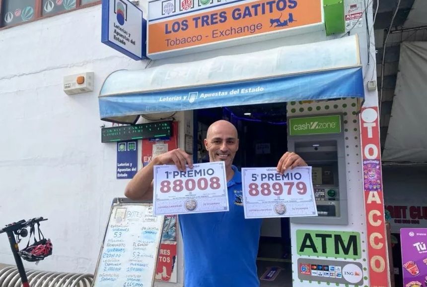 Jonatan Torres mostrando orgulloso los dos premios que ha repartido hoy.