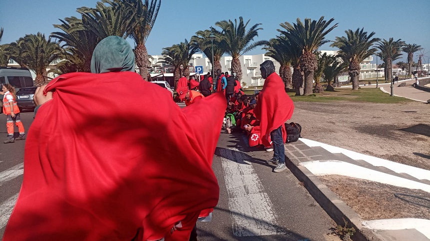 Imagen de los inmigrantes siendo atendidos por la Cruz Roja.