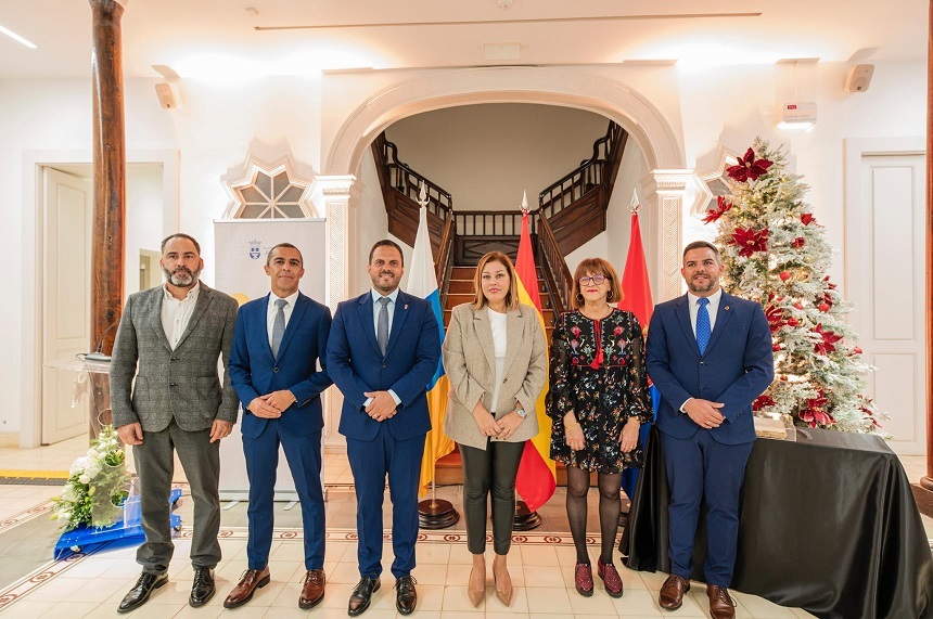 Acto del 225 aniversario. Ex alcaldesas y ex alcaldes junto al director del Archivo Municipal, el alcalde de Arrecife y Jacobo Medina, en represetación del Cabildo