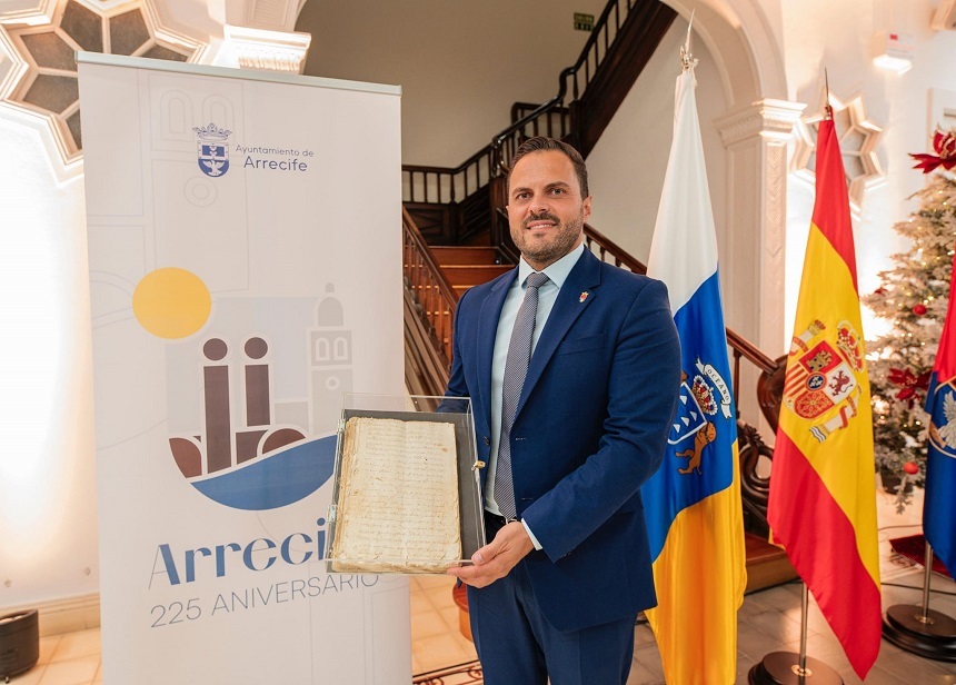 Acto del 225 aniversario. El alcalde muestra las actas fundacionales, de 1798