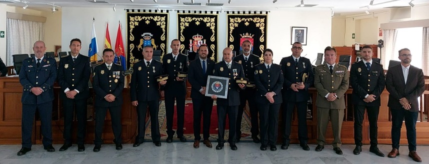 Agentes de a Policía Local distinguidos, junto al alcalde de Arrecife, y las autoridades que participaron en el acto