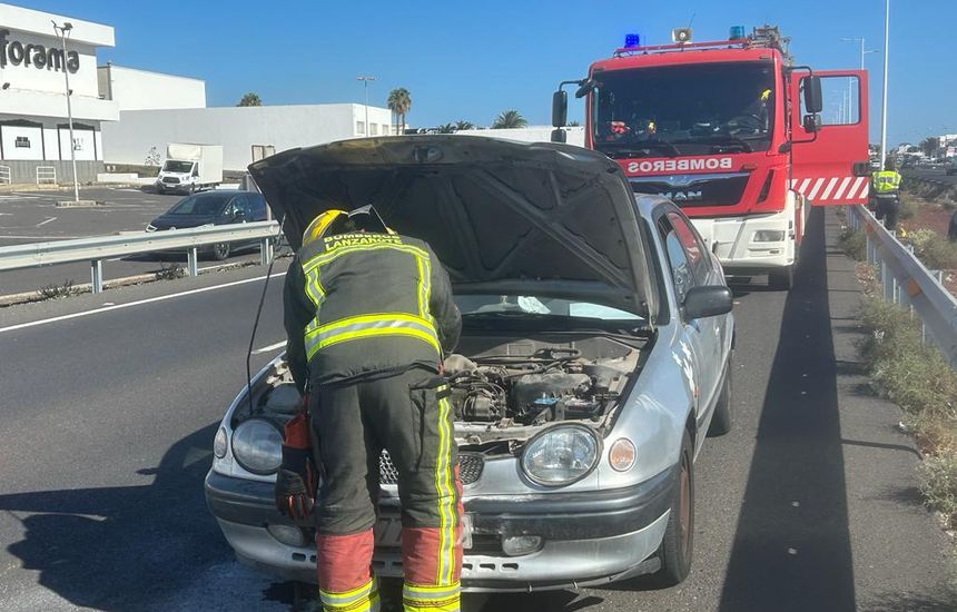 Momento en el que actúa uno de los bomberos para controlar el incendio