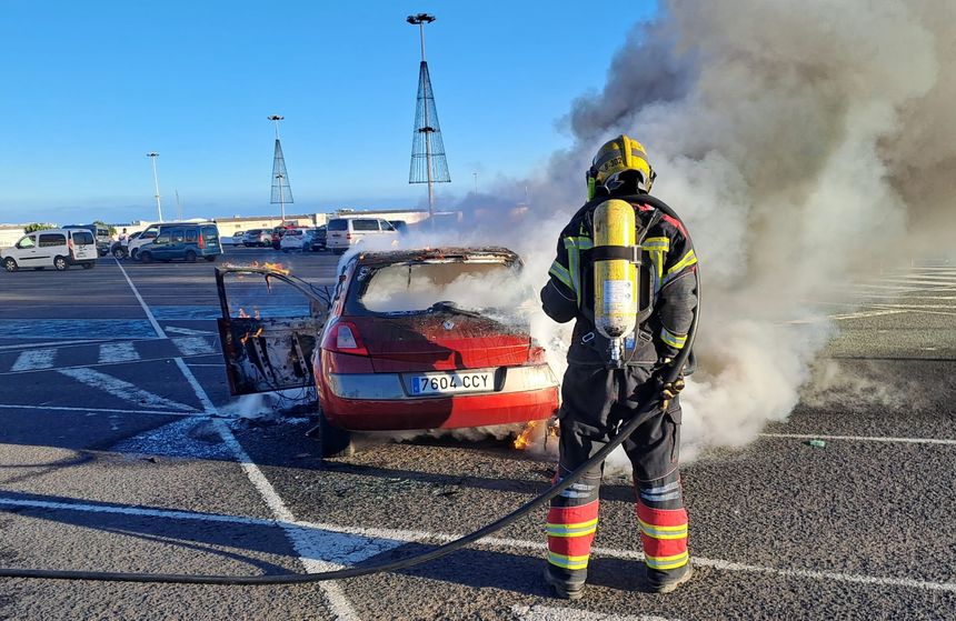 Instante en el que los bomberos consiguen hacerse con el control del fuego