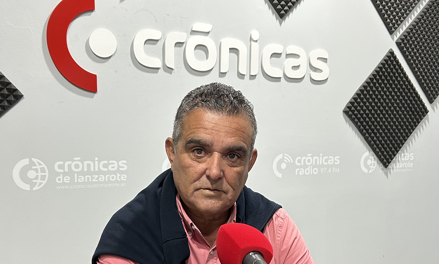 Mateo ramón en los estudios de Crónicas Radio.