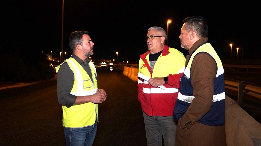 Jacobo Medina visita la obra del nuevo carril de entrada.