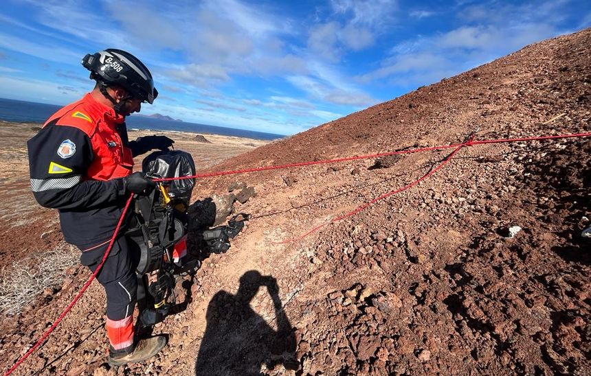 Momento de la bajada de los bombero spor el escarpado terreno