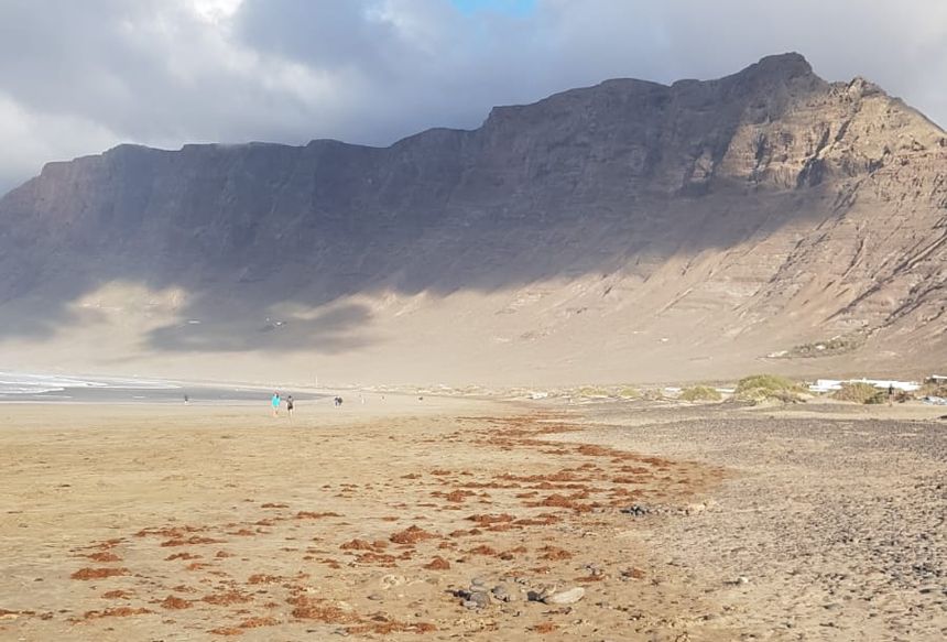 Imagen de Famara y la zona en la que suele haber vertidos que llegan en estos días.