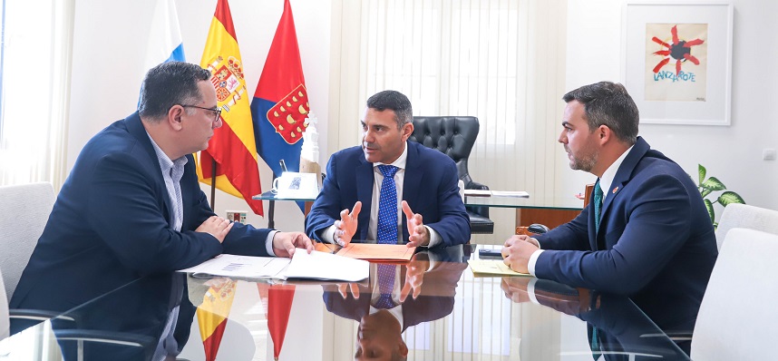Reunión de Oswaldo Betancort y Jacobo Medina con el consejero de Educación Poli Suárez.