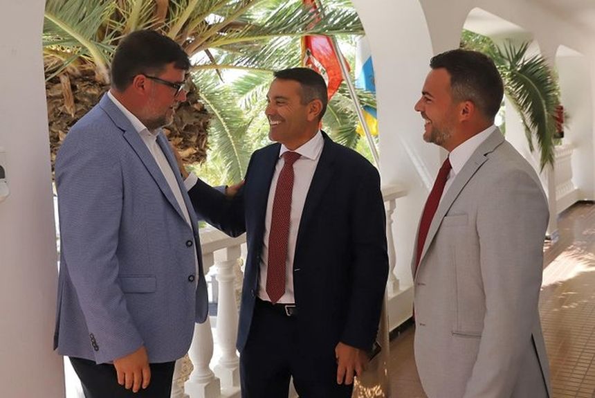 Oswaldo Betancort saludando a Isidro Pérez de forma amistosa en una reunión que mantuvieron en el Cabildo.