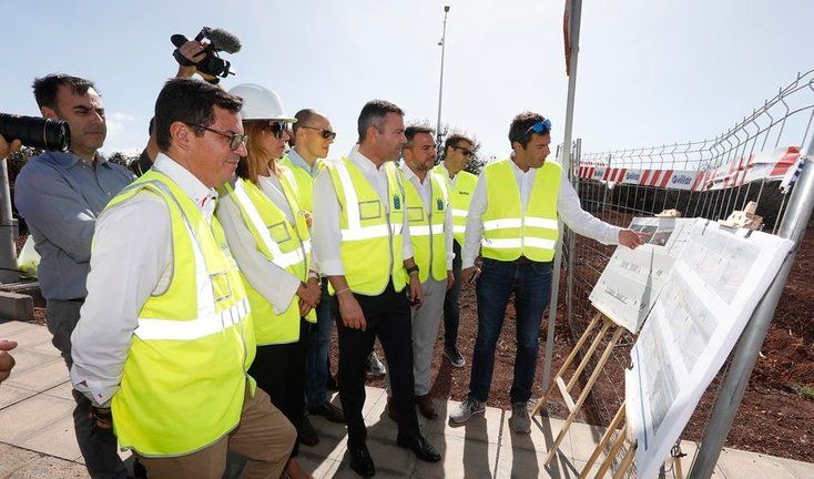 El consejero de Obras Públicas contemplando uno de los proyectos que se van a desarrollar en Lanzarote.