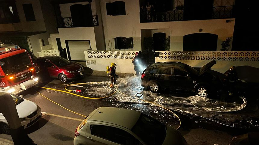 Así quedó el vehículo y la zona tras la intervención de los bomberos